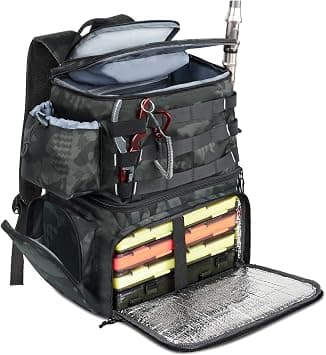 Sac de pêche et accessoires posés sur le sable près d'une canne à surfcasting